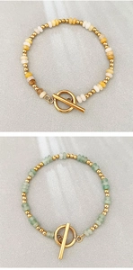 Dettagli dei bracciali bohémien in pietra naturale con perline dorate e chiusure a OT