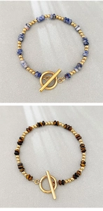 Dettaglio di bracciali in pietra naturale bohémien con chiusura a T dorata e perline