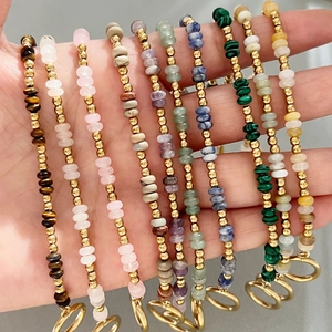Bracciali bohémien con perline in pietra naturale e catena in acciaio inox in mano