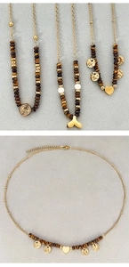 Détail des perles d'oeil de tigre et pendentifs dorés sur colliers bohèmes