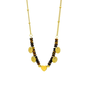 Collier en perles d'œil de tigre avec cœurs dorés et pendentifs pièces sur fond blanc