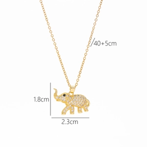 Collier pendentif éléphant doré avec zircons et dimensions détaillées de 1,8x2,3cm