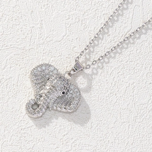 Vue macro du pendentif éléphant serti de micro-pavés de cristaux de zircone blancs