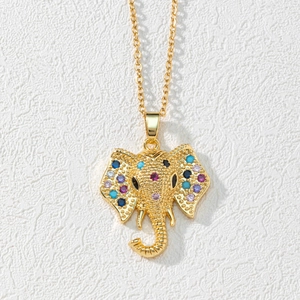 Détail du pendentif éléphant avec incrustation de zircone cubique multicolore
