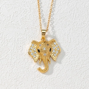 Vue détaillée d'un pendentif éléphant doré serti de zircons sur une fine chaîne dorée