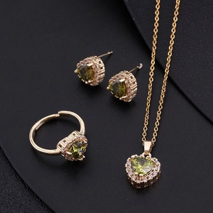 Vergoldetes Schmuckset mit Herz-Halskette, Ohrringen und offenem Ring in Grün