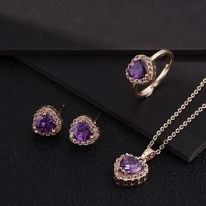 Vergoldetes Schmuckset mit lila Herz-Zirkonia, inklusive Halskette, Ring und Ohrringen