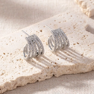 Élégantes boucles d'oreilles en C pavées de zircons avec anneaux croisés en métal argenté