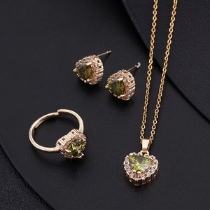 Set gioielli placcato oro con collana, orecchini e anello aperto con cuore in zircone verde