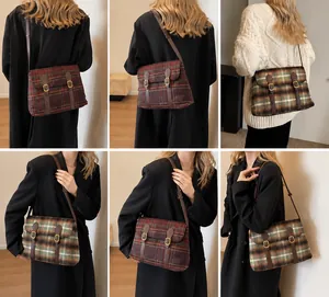 Meerdere weergaven van een vintage geruite crossbodytas met leren gespdetails