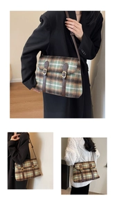 Detailweergave van de vintage geruite crossbodytas met textuur en maat op de schouder