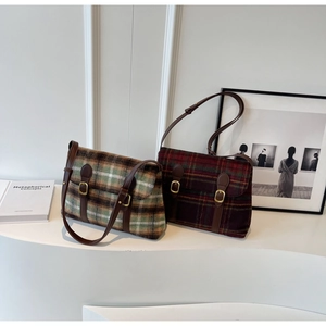 Detailopname van de retro crossbodytassen met ruitpatroon in koffiegroen en rood-zwart