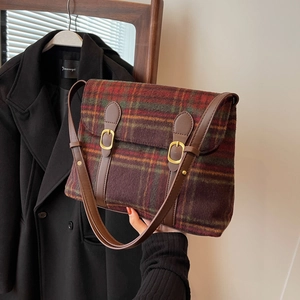 Retro crossbodytas met rood en groen ruitpatroon en bruine leren riemen voor dames