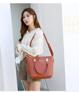 Sac cabas marron à texture tressée avec détails dorés et grande capacité interne