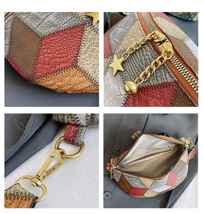 Gros plan détaillé des textures de cuir et du pendentif étoile sur une sacoche rétro