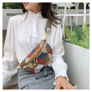 Détail du sac ceinture rétro en cuir patchwork avec large bandoulière brodée colorée