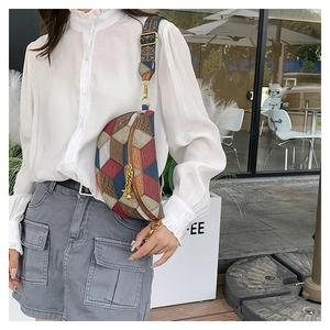 Détail d'un sac bandoulière rétro au design géométrique avec accessoire chaîne étoile dorée