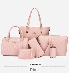 Vue détaillée de l'ensemble de 6 sacs roses avec texture tressée et finitions dorées