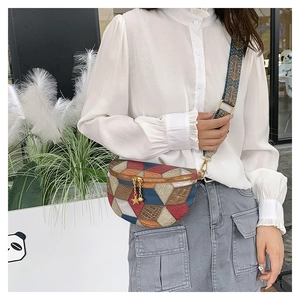 Détail de la sacoche vintage en patchwork de cuir coloré avec tirette en étoile