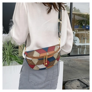 Détail d'un sac banane patchwork rétro avec motifs géométriques colorés et bandoulière large