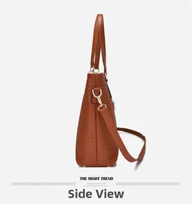 Vue latérale détaillée d'un sac cabas tissé marron avec finitions dorées et bandoulière