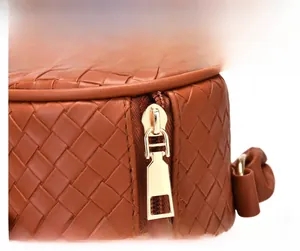 Détail de sac cabas tissé marron avec fermeture éclair dorée de haute qualité