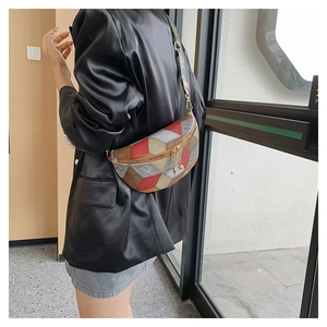 Détail du sac de poitrine rétro en patchwork géométrique avec large bandoulière brodée
