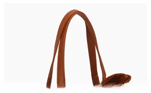 Détail de l'anse en cuir marron avec doubles surpiqûres renforcées et finition mate