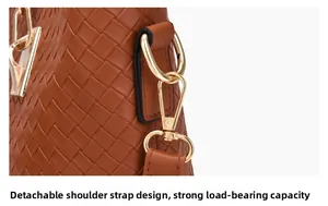 Détail du sac cabas tressé marron avec bandoulière amovible et mousquetons dorés brillants