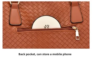 Détail de la poche zippée arrière sur le sac cabas marron tissé pour téléphone