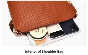 Vue détaillée de l'intérieur du sac porté épaule en cuir tressé marron et fermeture