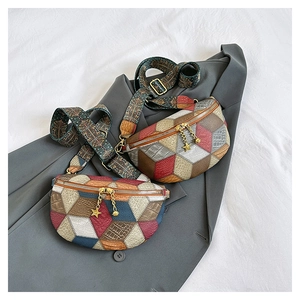 Gros plan détaillé de la sacoche rétro avec patchwork géométrique et sangle tissée