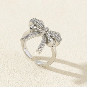 Détail d'une bague nœud avec zircons brillants et anneau ajustable en argent