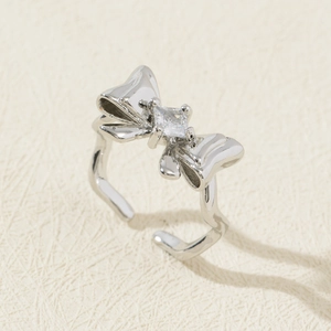 Détail d'une bague nœud argentée avec zircon cubique carré et anneau ajustable