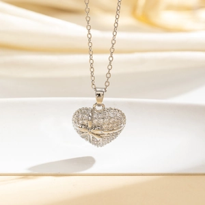 Dettaglio della collana cuore argento con zirconi luccicanti e grazioso fiocco decorativo
