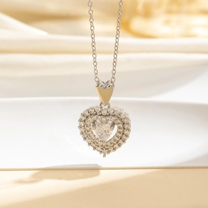 Dettaglio di una collana con pendente a cuore con zirconi luccicanti in finitura argento
