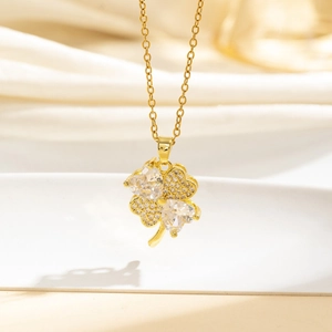 Dettaglio della collana a quadrifoglio dorata con cristalli a cuore e pavé