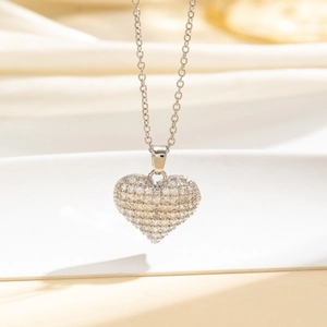 Dettaglio della collana con ciondolo a cuore argento e pietre in zirconia scintillante