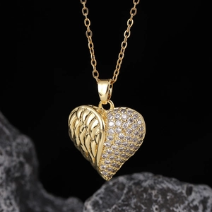 Vergoldete Engelsflügel Herz Zirkonia Halskette Detailansicht Edler Damenschmuck