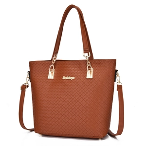 Sac fourre-tout marron à texture tressée avec deux poignées et détails dorés sur fond blanc