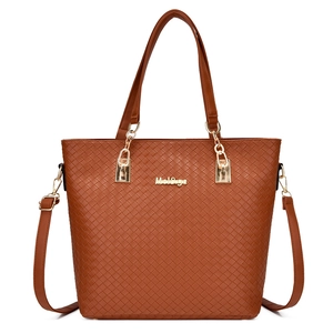 Sac fourre-tout marron à texture tissée avec logo doré et bandoulière réglable