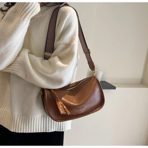 Braune Satteltasche aus Leder mit breitem ethnischem Schultergurt und Lederfransen-Detail