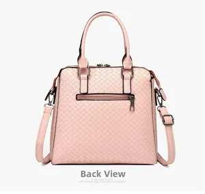 Détail du sac à main tissé rose avec poche arrière zippée et bandoulière amovible