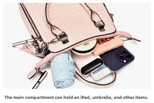 Détail de l'intérieur du cabas rose tressé montrant sa grande capacité pour les accessoires