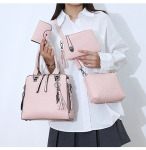 Ensemble de quatre sacs en cuir PU tressé rose comprenant un cabas et un pompon