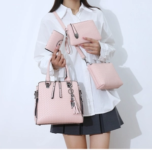 Ensemble de quatre sacs roses avec texture tissée incluant cabas et bandoulière