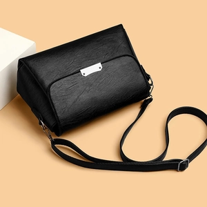 Petit sac carré noir en similicuir pour femme avec boucle argentée et bandoulière réglable