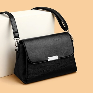 Sac à bandoulière classique en similicuir noir avec boucle argentée et lanière