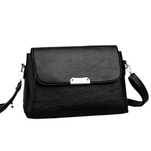 Petit sac carré bandoulière en cuir souple noir pour femme avec boucle en argent