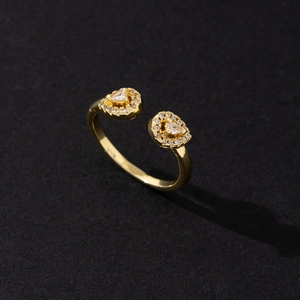 Makro-Detail des vergoldeten offenen Rings mit birnenförmigem Zirkonia-Pavé-Besatz